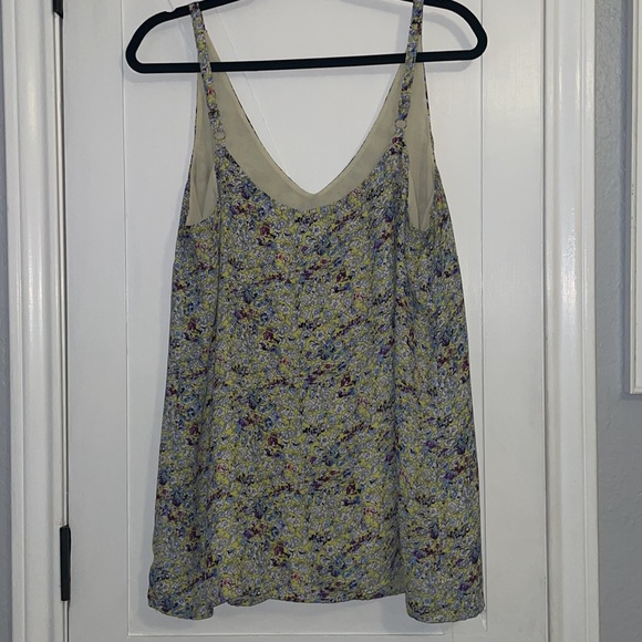 CAbi v-neck floral tank size large - Picture 3 of 4